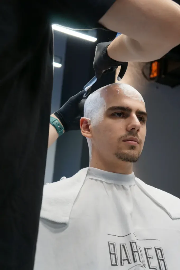 Holení hlavy a úprava vousů v barber křesle