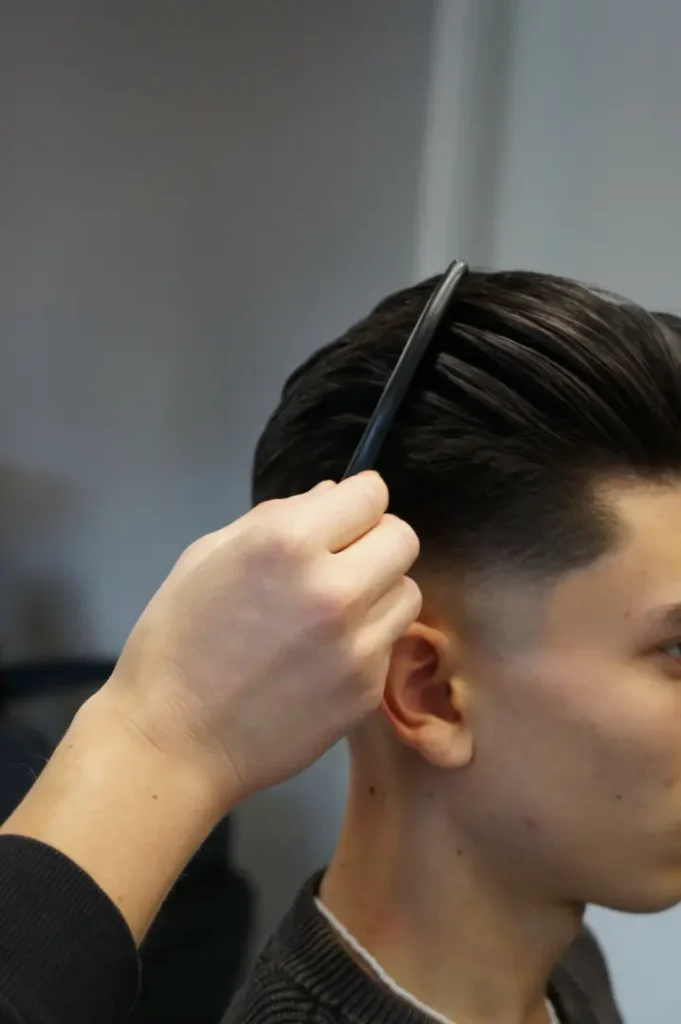Úprava delších pánských vlasů v Everest Barbershop